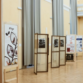 Casa Meșteșugarilor, gazda unei expoziții inedite care cuprinde lucrări din mai multe domenii ale artelor vizuale