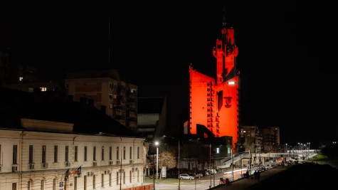 Vörös fénybe borult a Közigazgatási Palota épülete