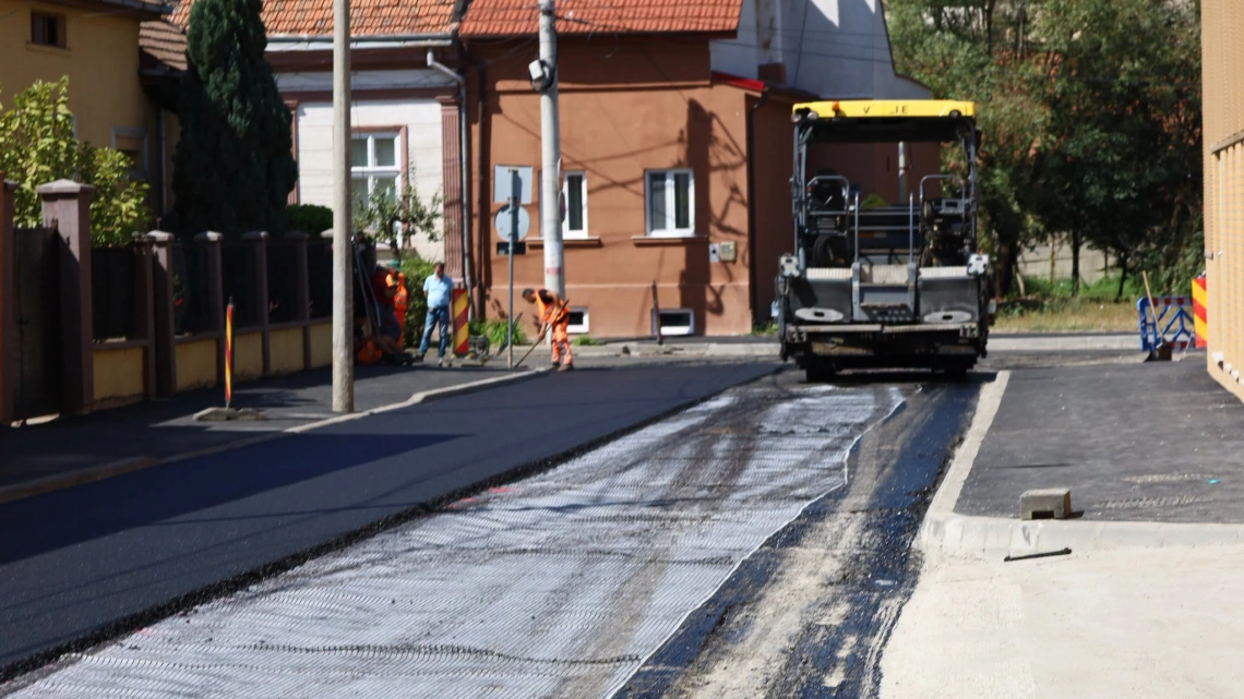Folytatjuk az út- és járdajavítási munkálatokat Szatmárnémetiben