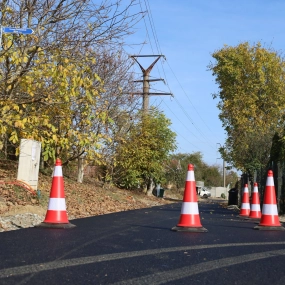 S-a turnat ultimul strat de asfalt pe Drumul Luncii, Petalelor, Vinului și Afinelor