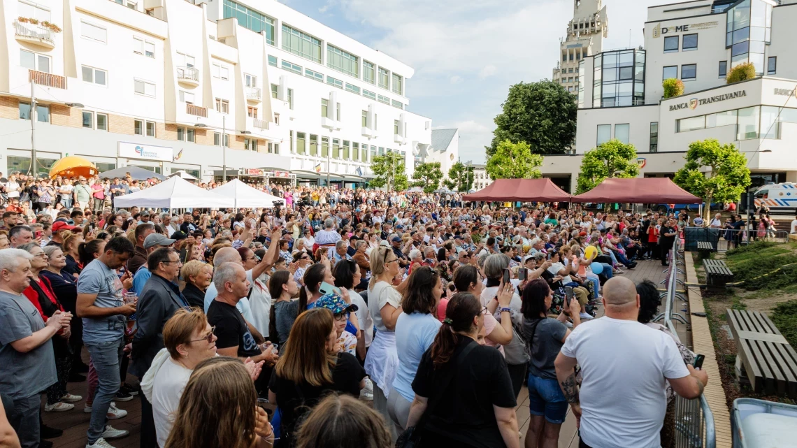 Scena din Pasajul Coposu, locul de întâlnire al obiceiurilor și tradițiilor populare