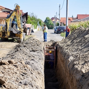 CSATLAKOZHATNAK A SZENNYVÍZELVEZETŐ HÁLÓZATRA A DARA-DIANA UTCÁK KÖRNYÉKÉNEK LAKÓI!