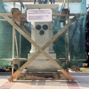 Elkezdték a Vasile Lucaciu parkban található Capitoliumi Anyafarkas szobor felújítását